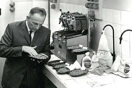 photo d'archive M.Meauxsoone dans labo de dégustation et torrefaction de café
