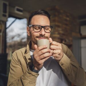 personne buvant un café