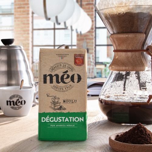 café méo dégustation moulu en ambiance avec tasses et cafetière chemex