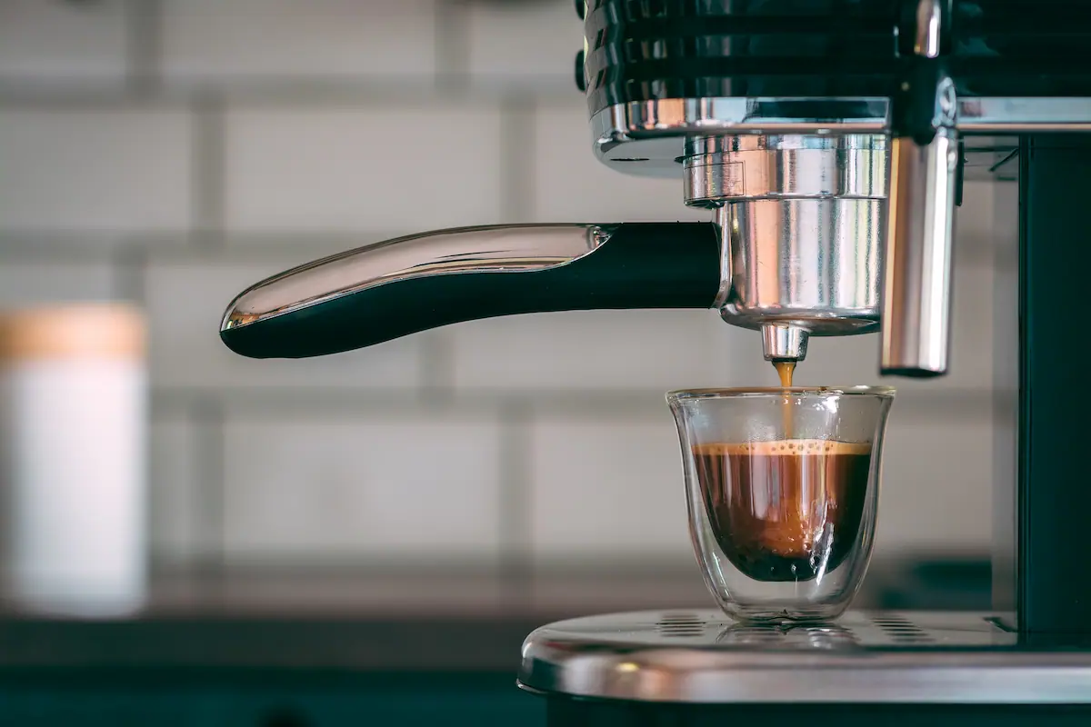 mise au point selective machine expresso faisant delicieux cafe chaud matin