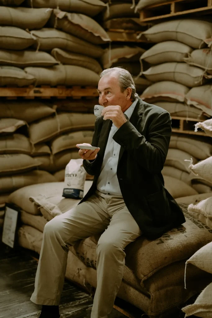 Gérard Meauxsoone, buvant un café Méo