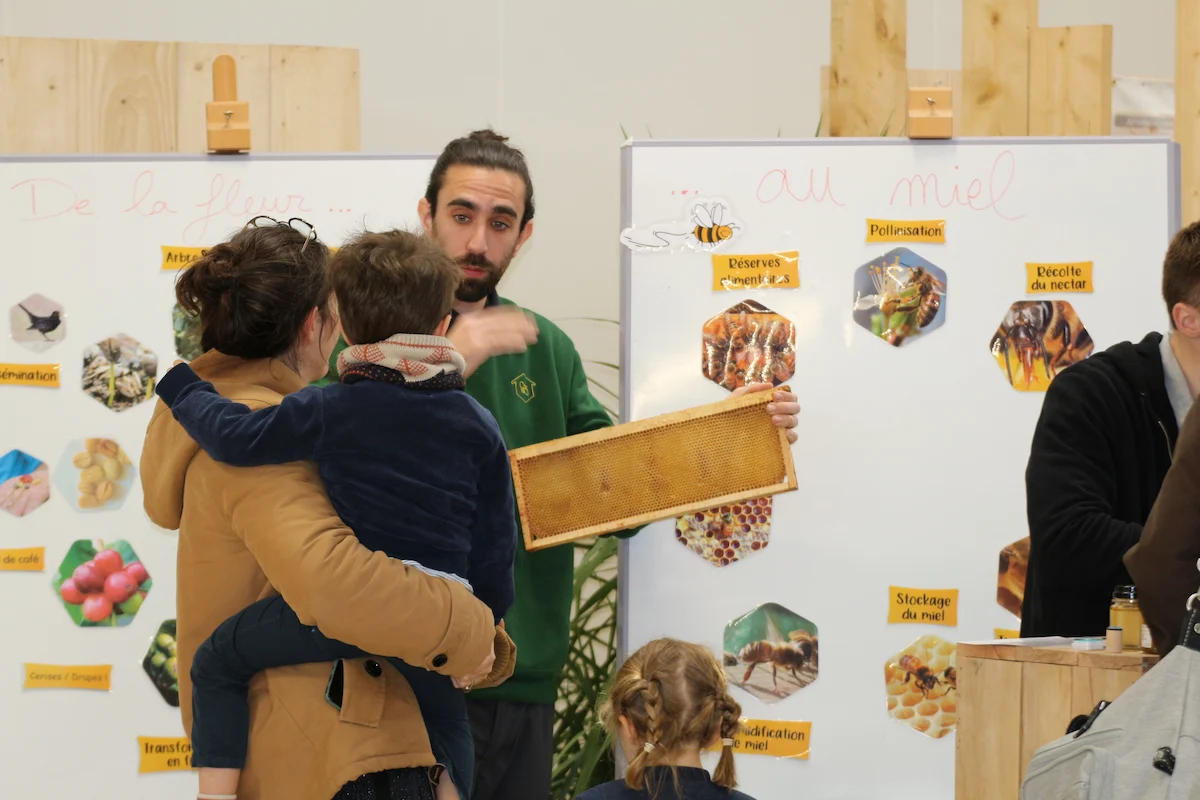 Photo du stand Beecity lors des journées de la Terre Méo-Fichaux