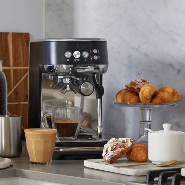 une machine à café est posée sur un comptoir de cuisine.