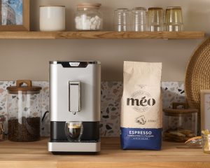 une machine à expresso argentée...
