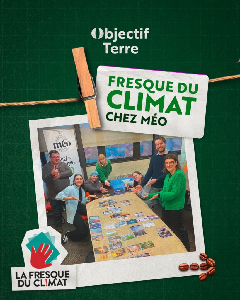 six personnes se tiennent autour d'une table avec des cartes, participant à un atelier de sensibilisation au climat "fresque du climat" à méo, avec des banderoles et du matériel visibles.