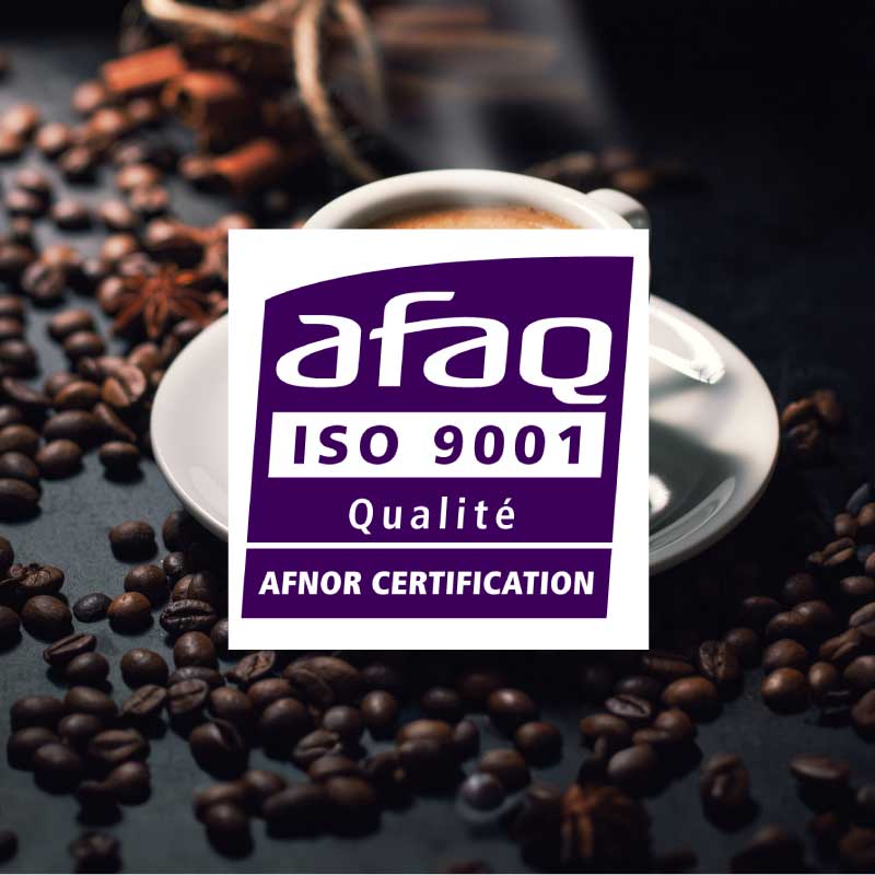 une tasse à café blanche sur une soucoupe entourée de grains de café, avec un label afaq iso 9001 qualité afnor certification superposé au centre.